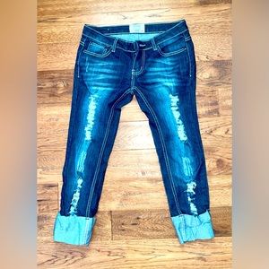 D.❤️.C by discovery clothing NWOT dark ripped pair of Jean capris. Great design